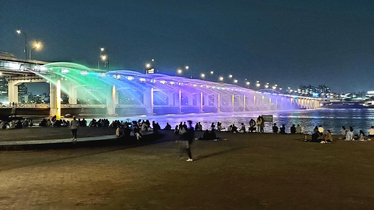 Una foto dello spettacolo delle fontane di luce sul ponte di Banpo