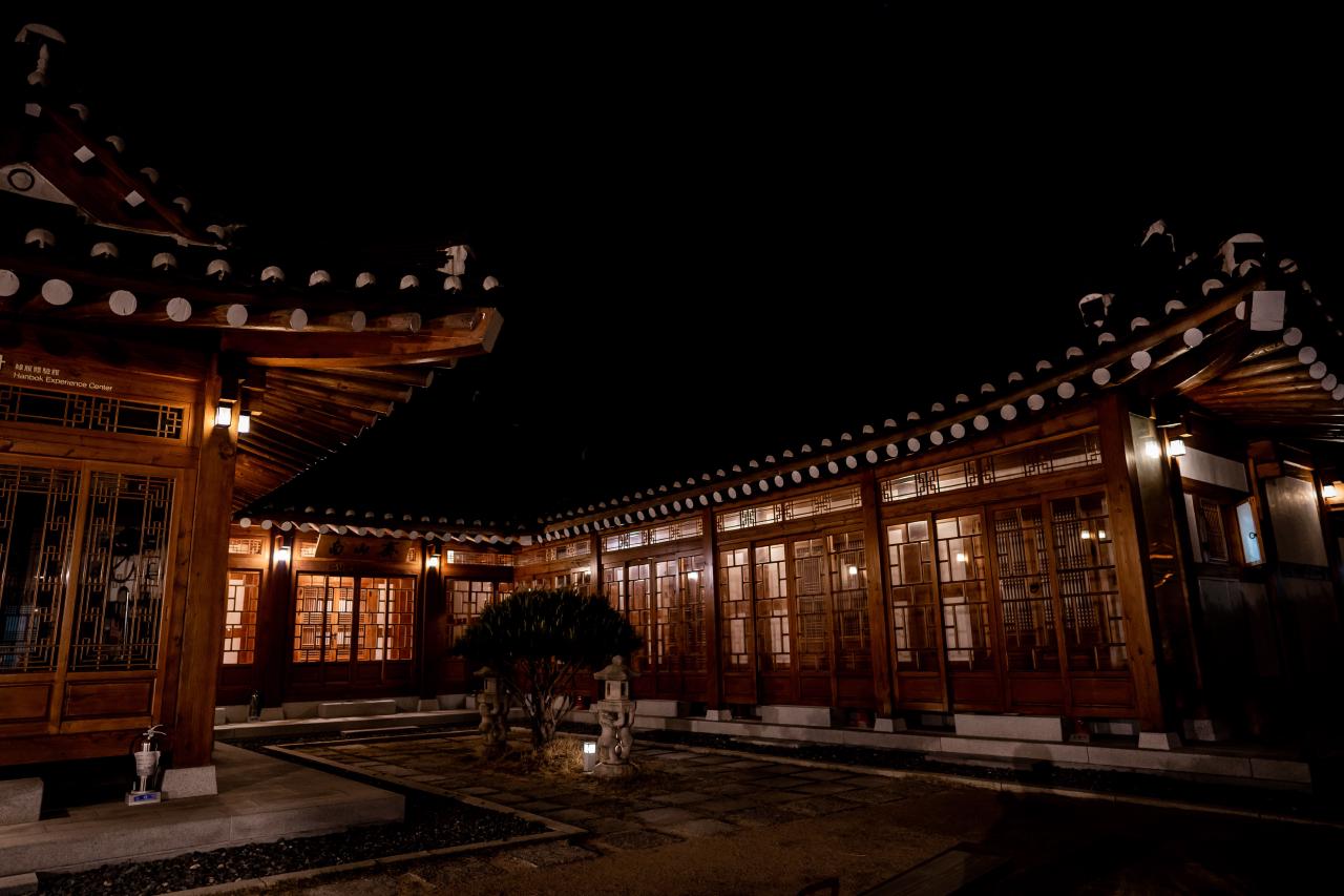 Il giardino di un hanok visto di notte