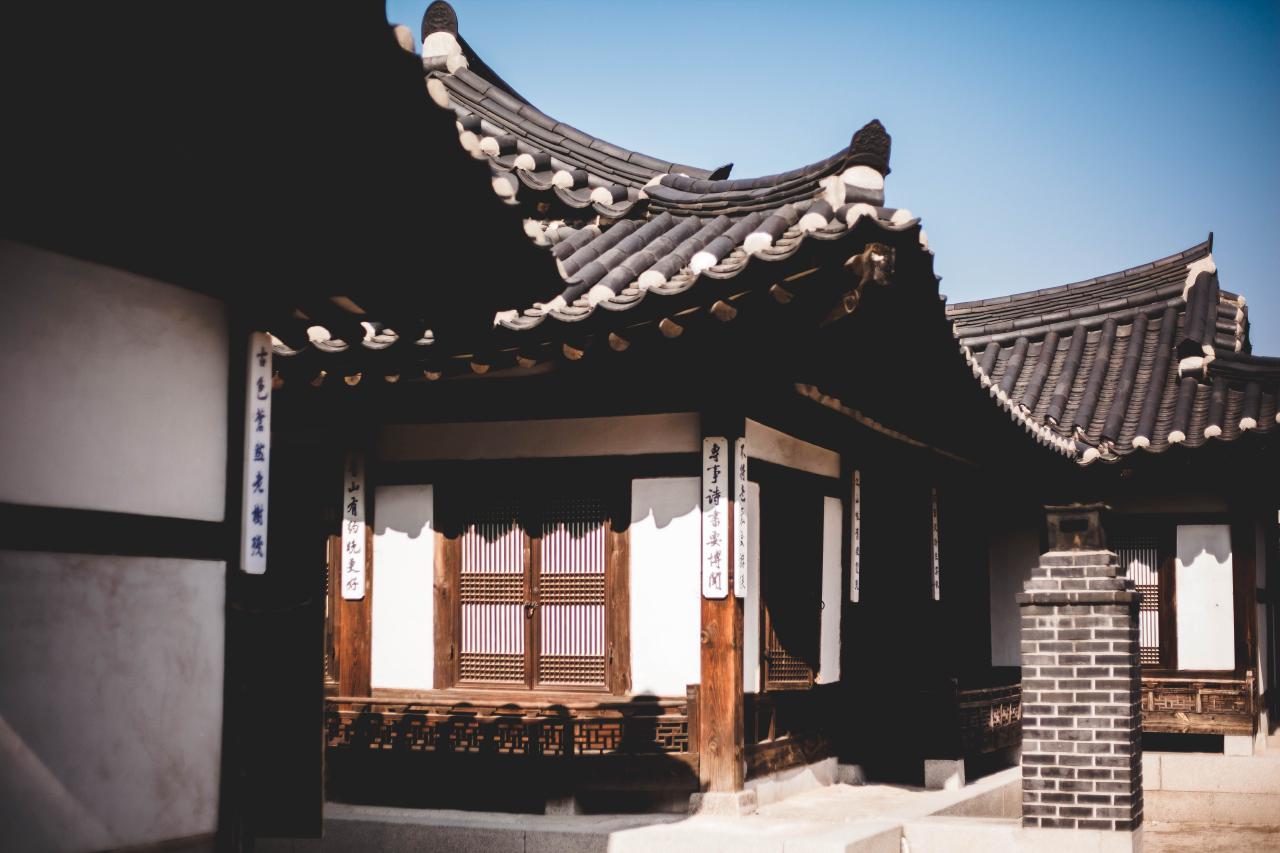 Una foto degli esterni di una caratteristica casa hanok coreana