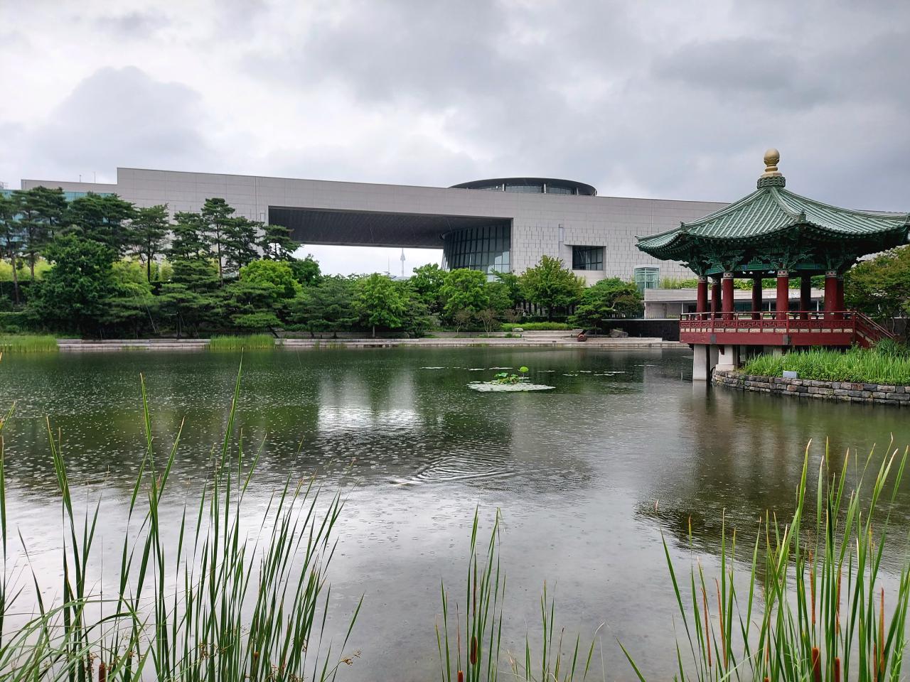 Una foto del Museo Nazionale della Corea visto dal parco antestante